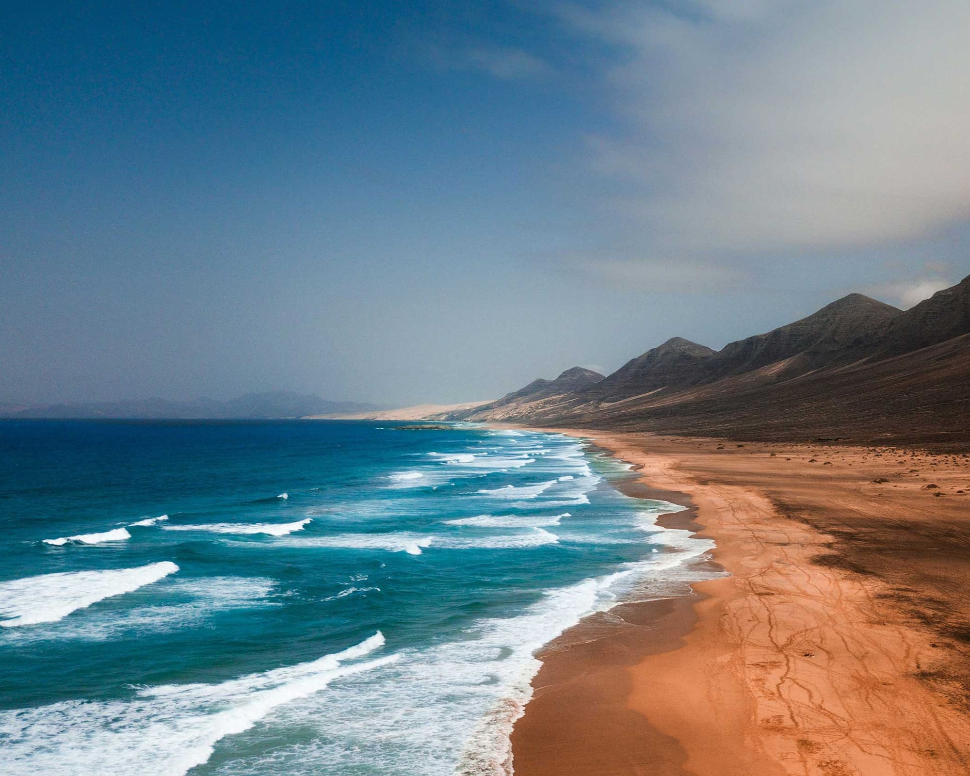 Weiter Sandstrand und türkisblaues Meer auf Fuerteventura