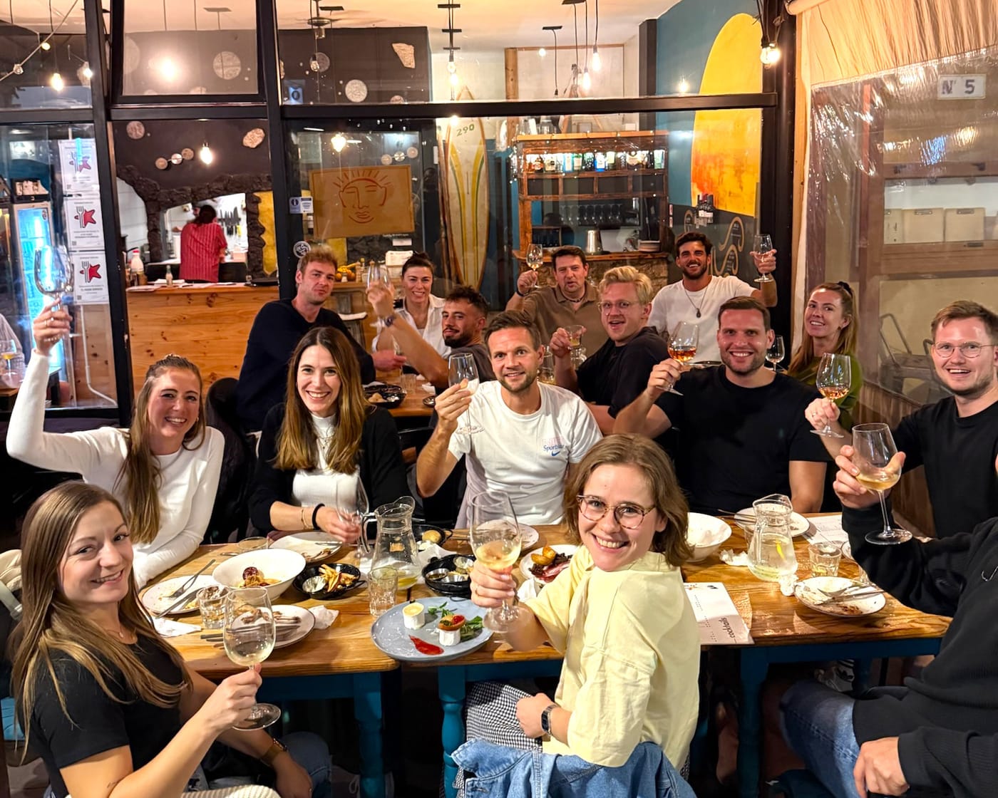 Campgruppe beim gemeinsamen Welcome Dinner im Restaurant