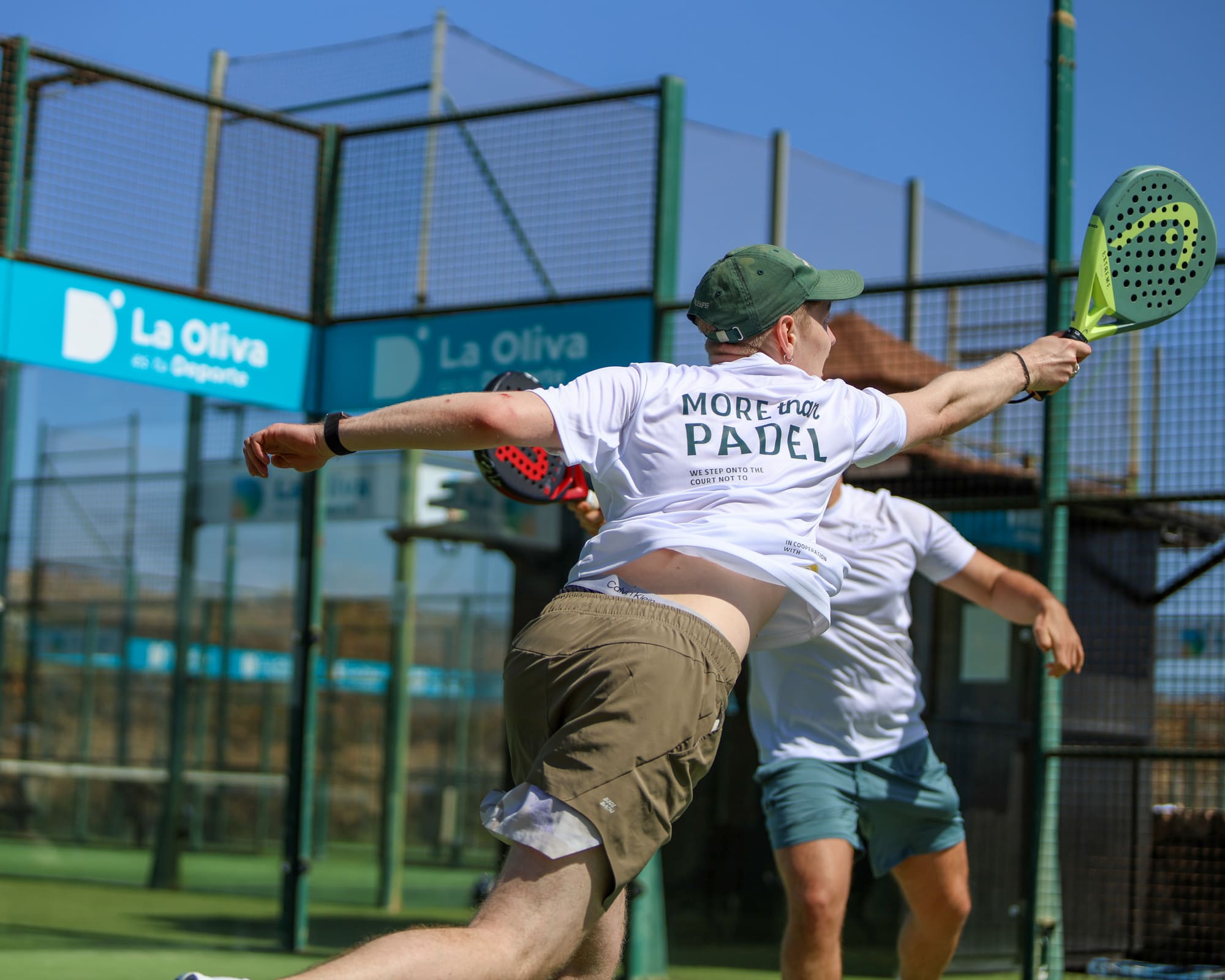 Spieler springt beim Volley zum Ball auf dem Padelplatz