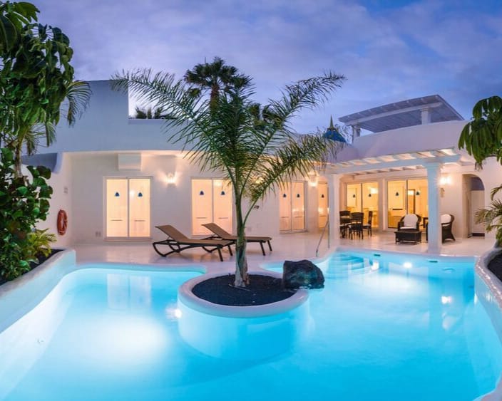 Villa Premium mit beleuchtetem Pool am Abend
