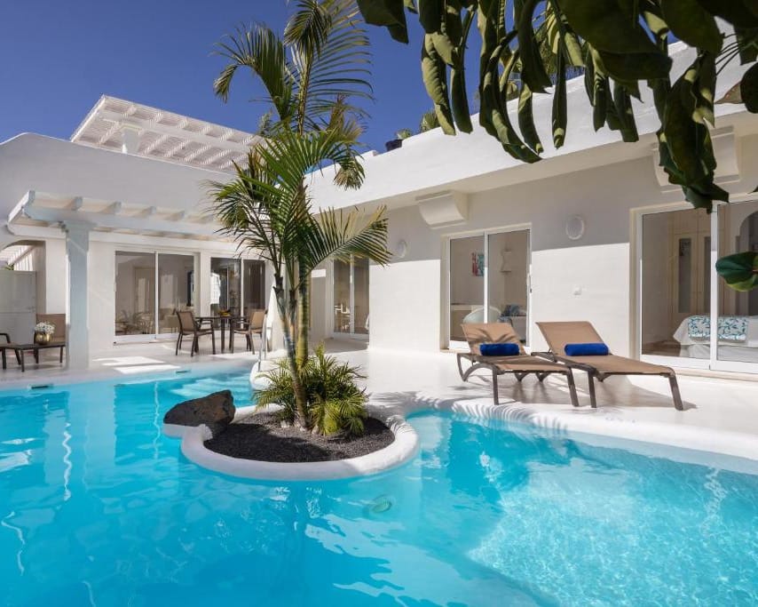 Villa Premium mit privatem Pool und Palmen